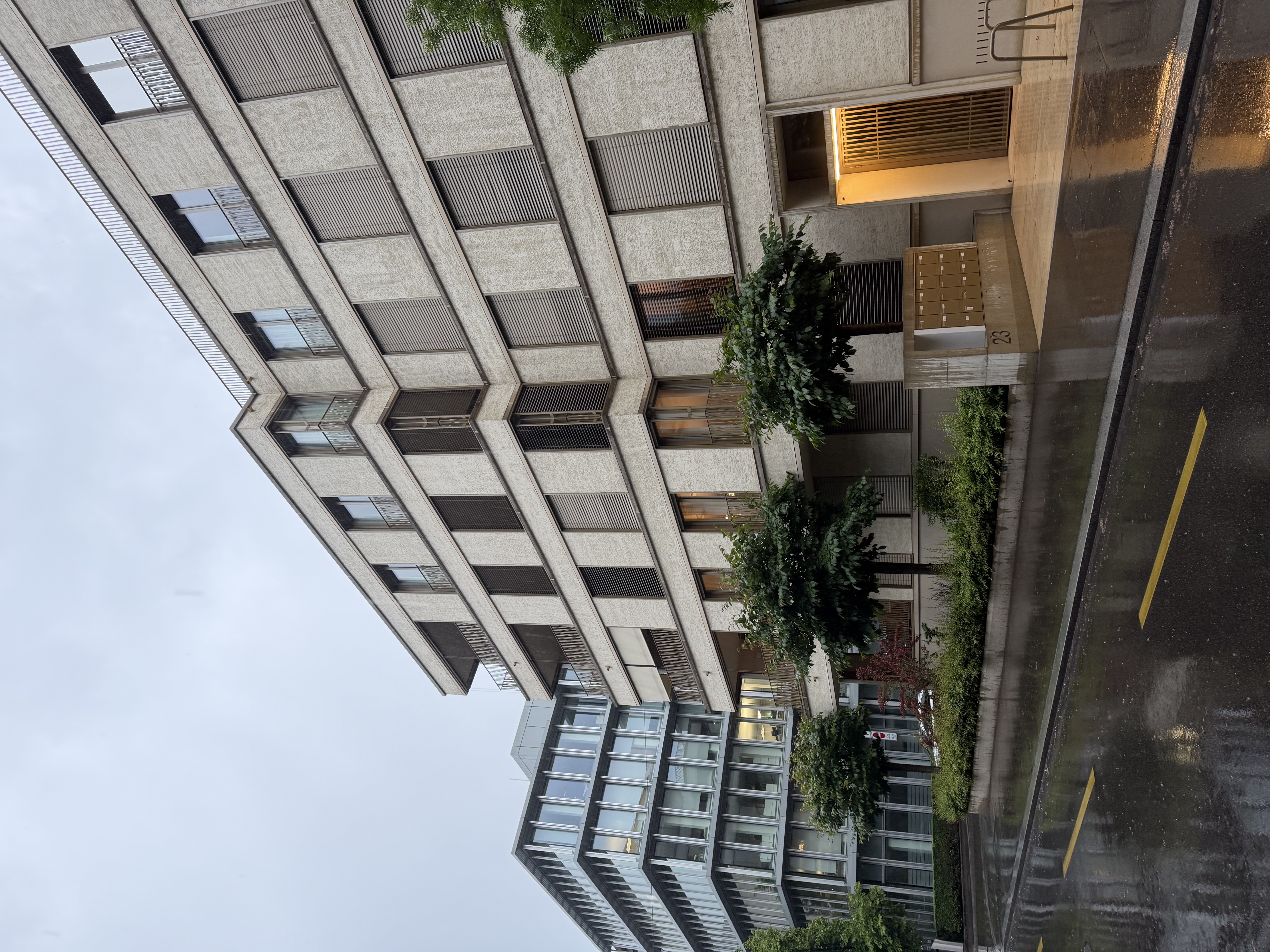 Stvarna zgrada u centru Ciriha — ulična fasada, drugi pogled