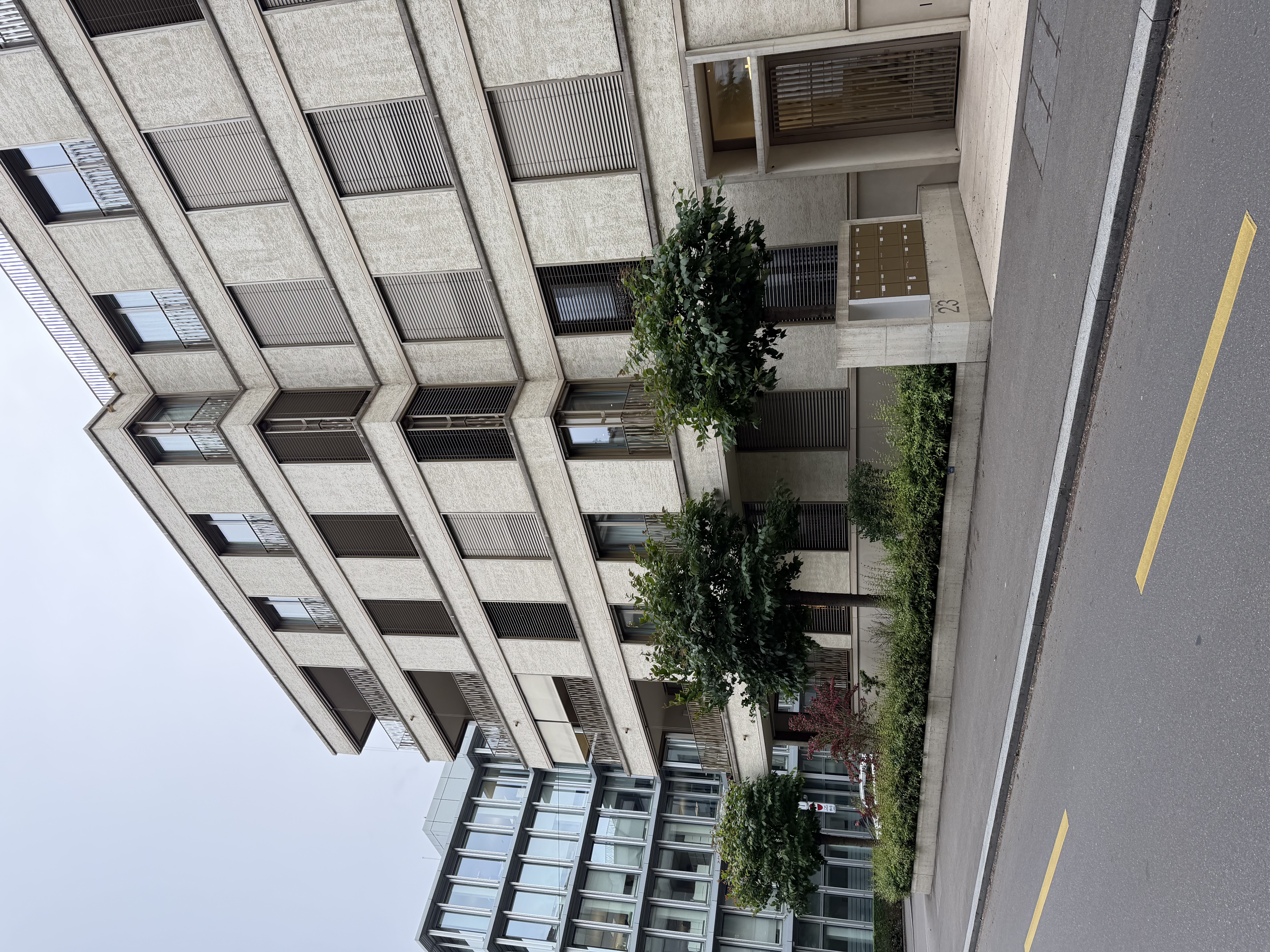Stvarna zgrada u centru Ciriha — ulična fasada