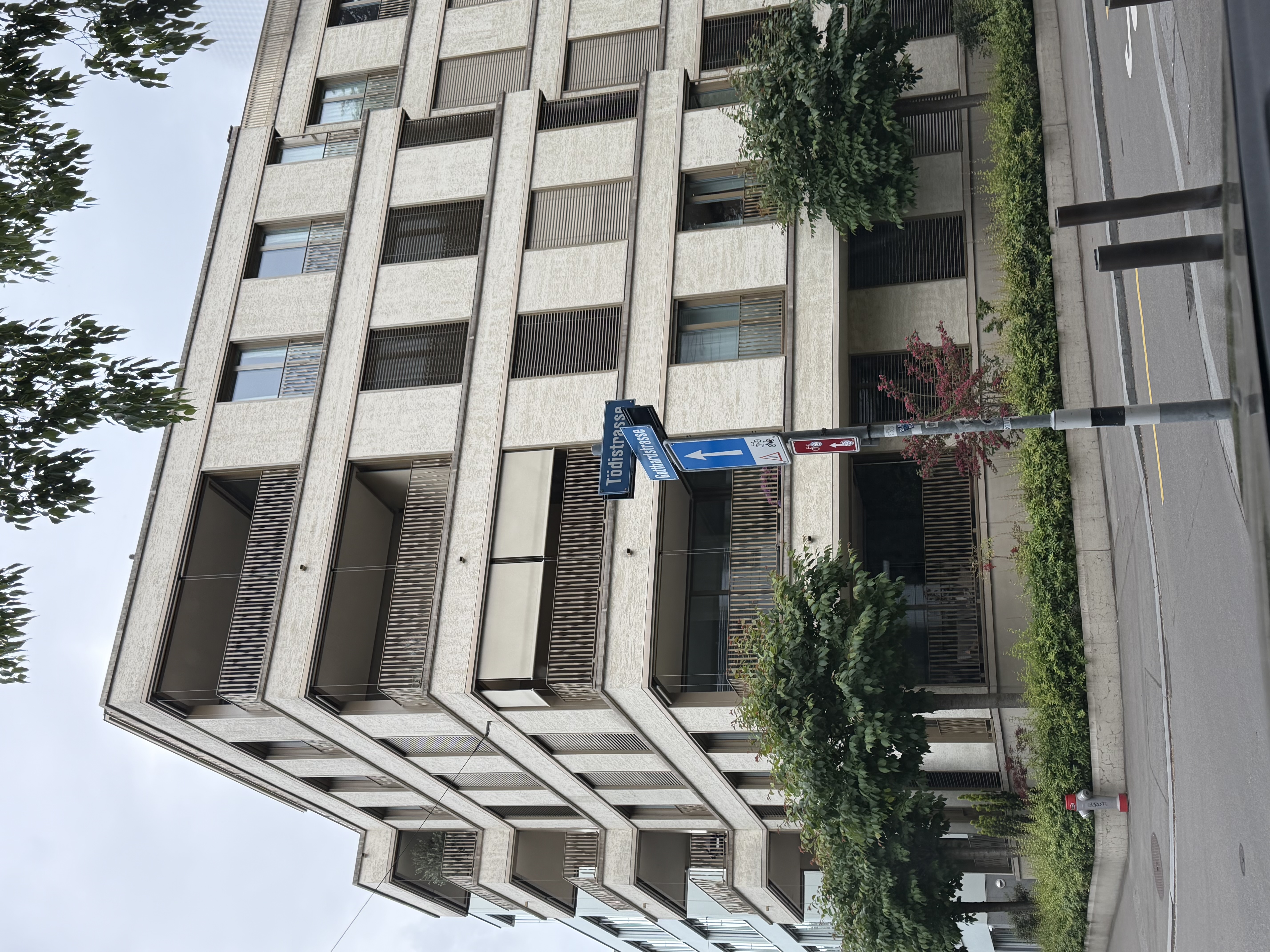 Stvarna zgrada u centru Ciriha — bočna strana, lođe i balkoni