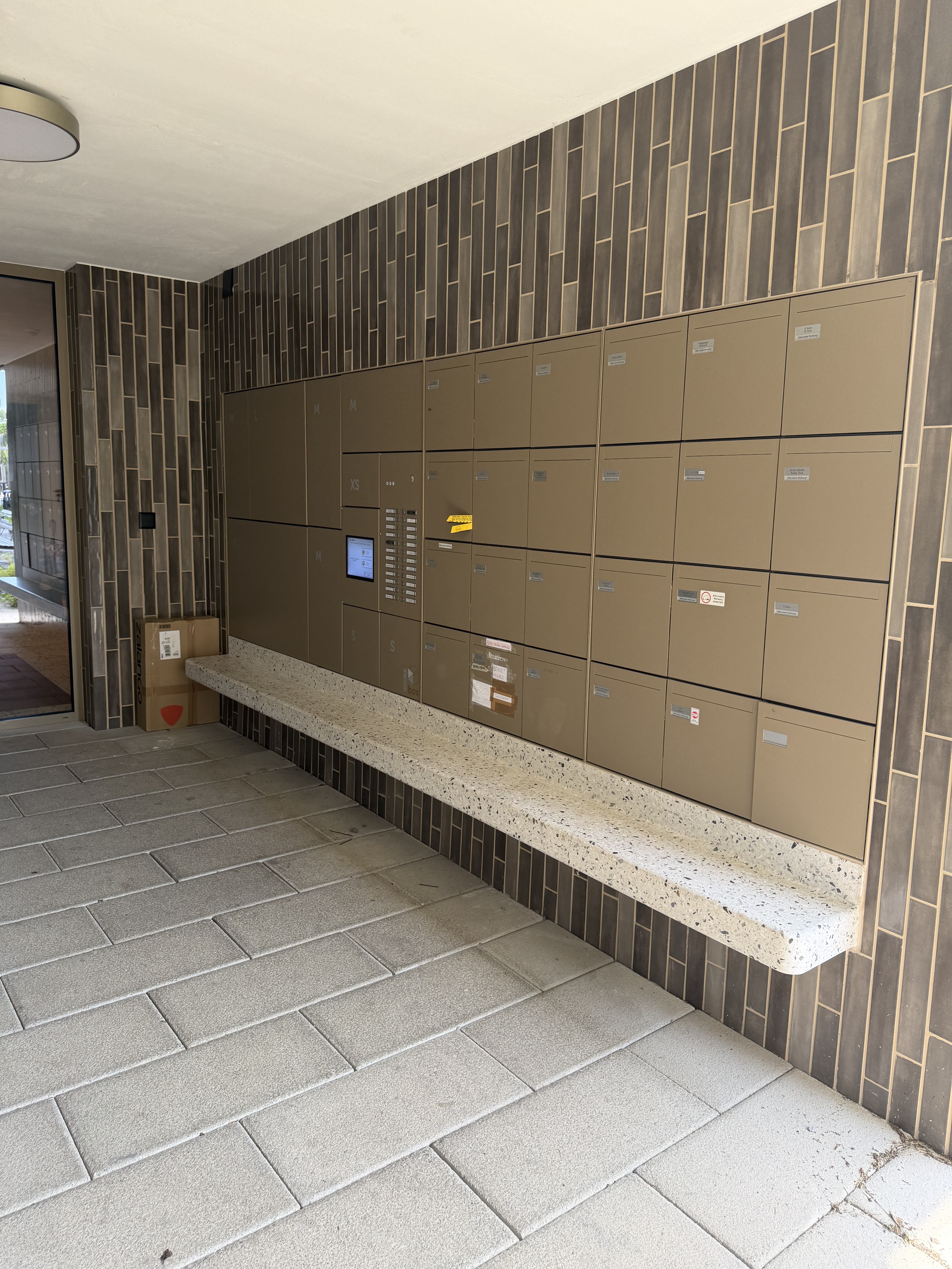 Althoos — zid sa poštanskim sandučićima i terrazzo klupom