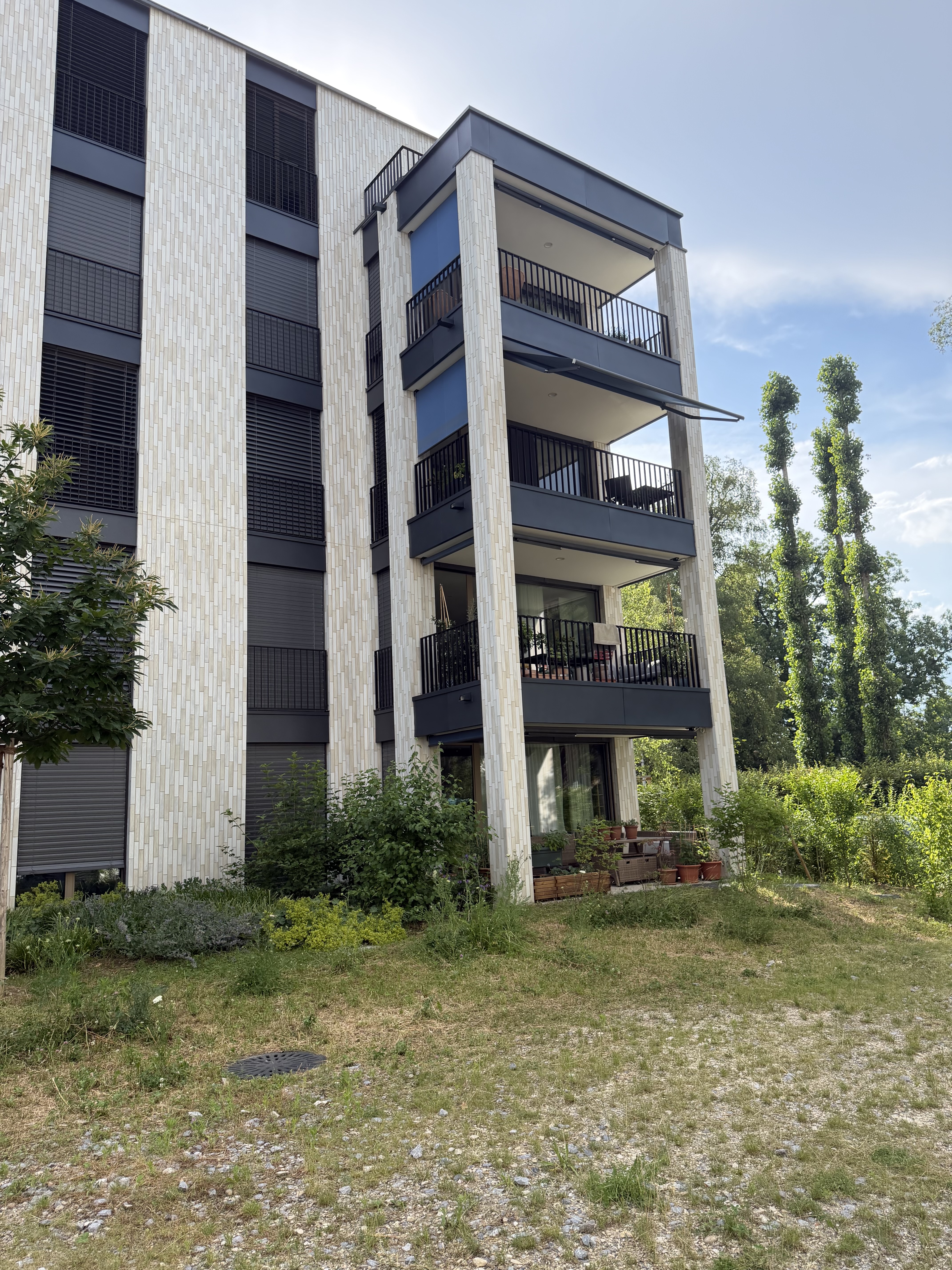 Stambene zgrade u Cirihu (Althoos) — stek lođa nad prizemnom baštom