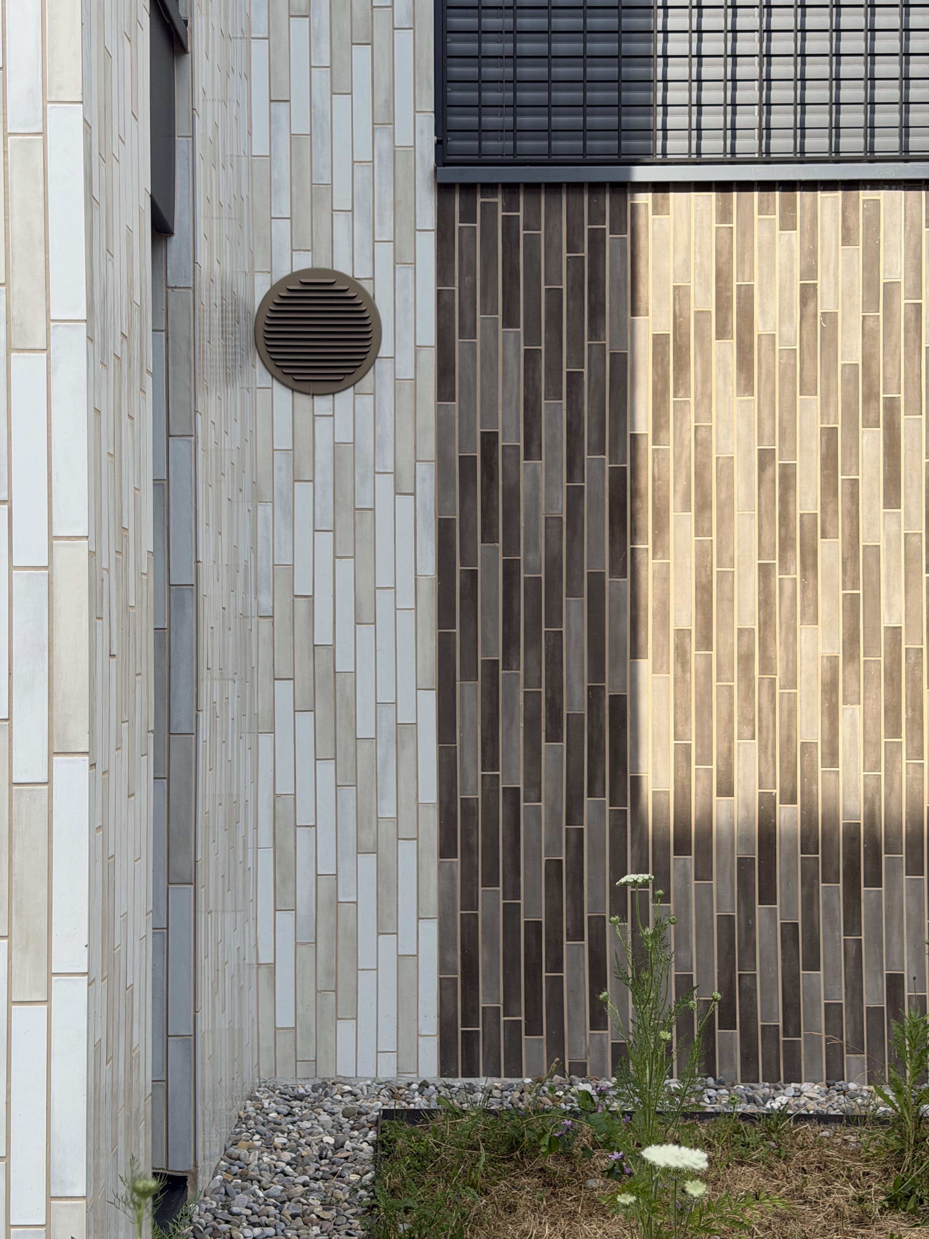 Althoos — tonovi keramike i okrugli ventilacioni otvor