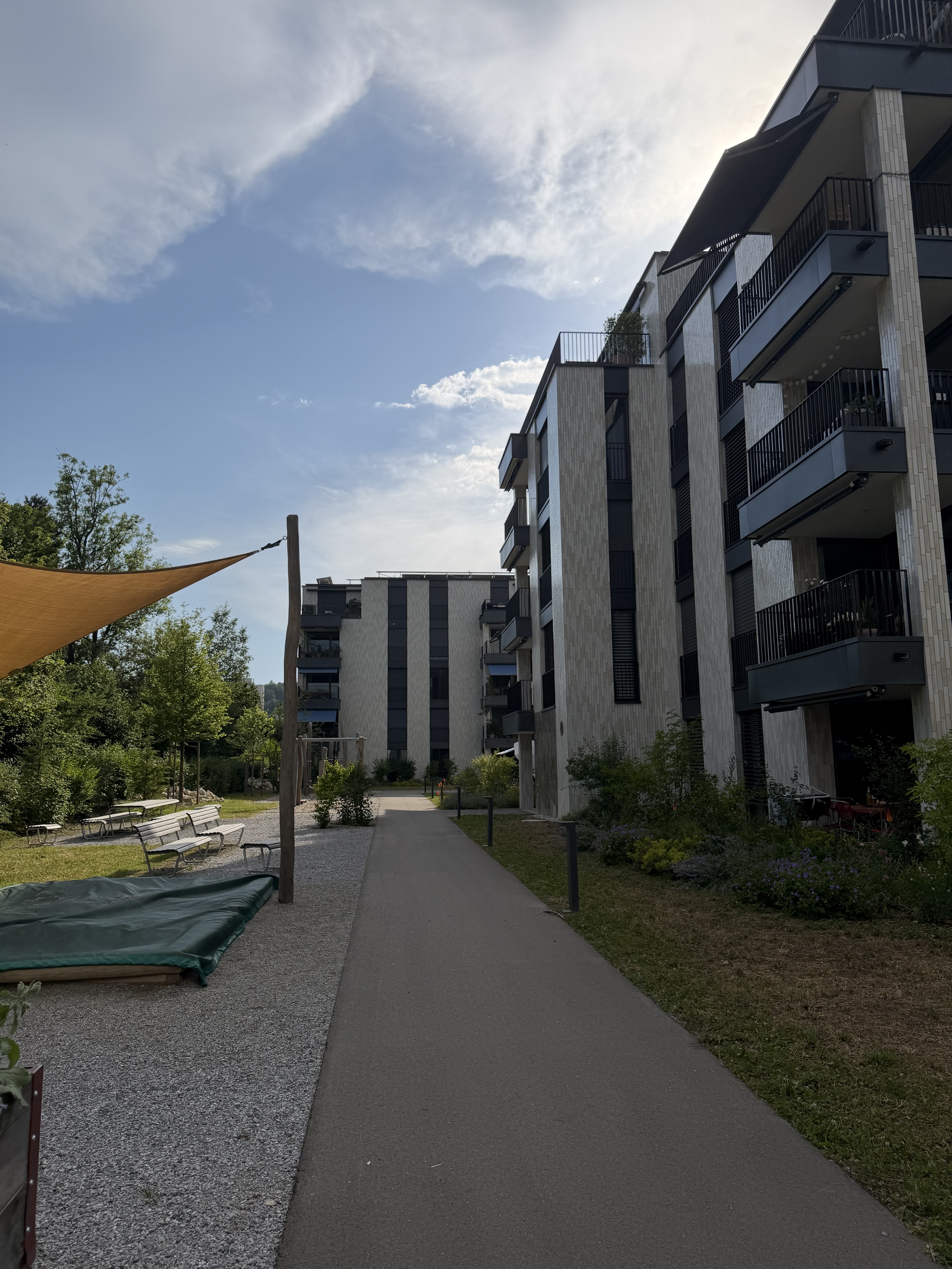 Althoos — dvorište sa stazom, klupama i platnom za senku