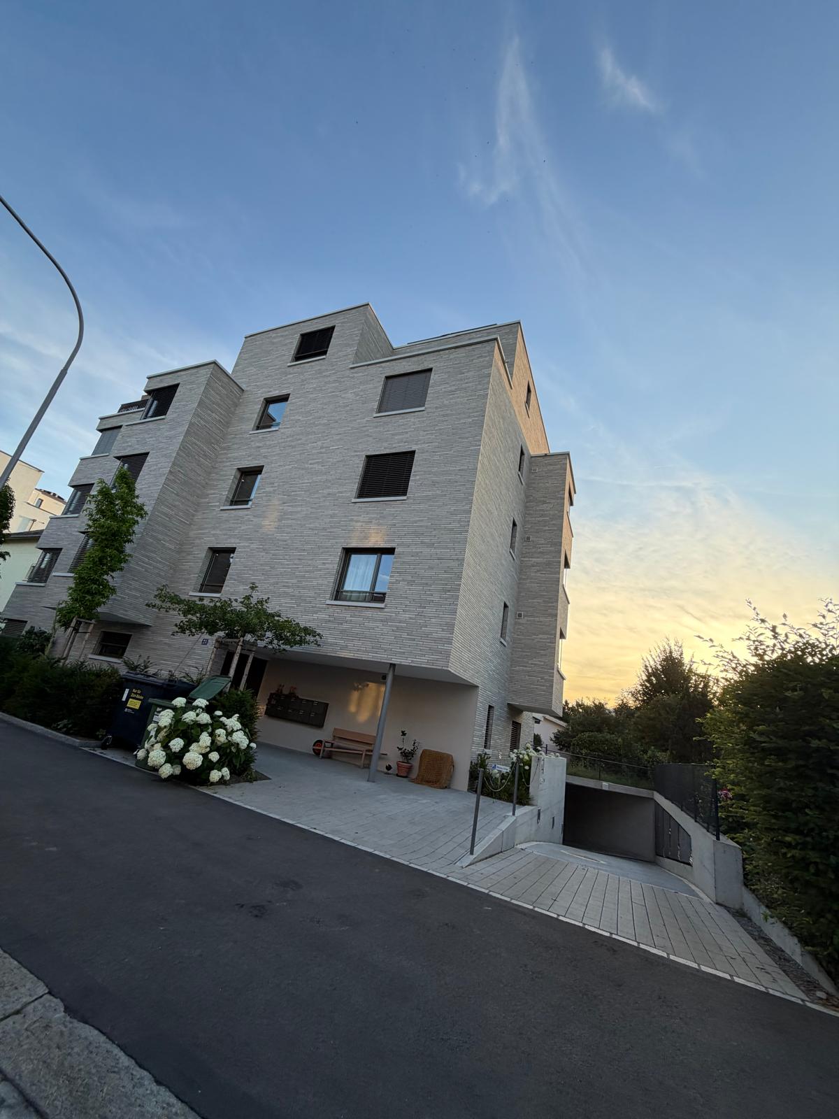 Skica garažne rampe natkrivene ozelenjenim brdašcem sa ogradom po obodu